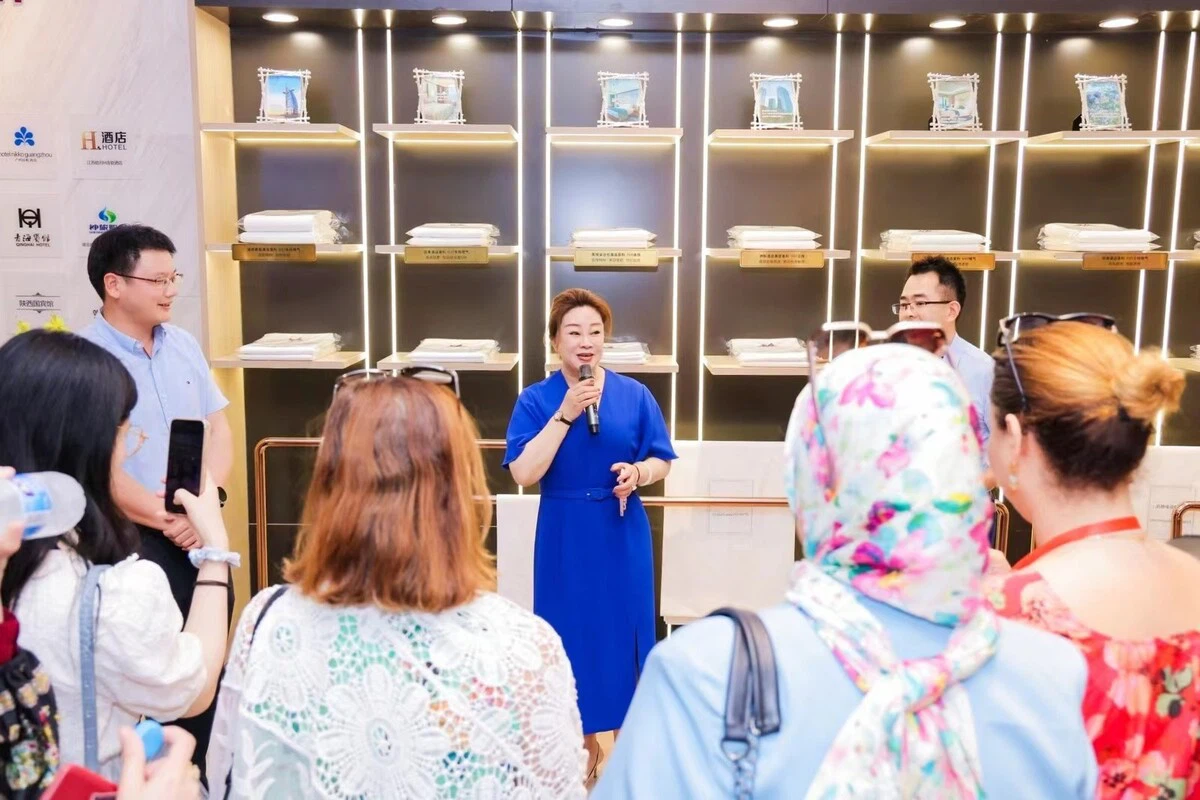 Chairman of Yalan Textile Group welcomes the members of the seminar Chairman of Yalan Textile Group welcomes the members of the seminar